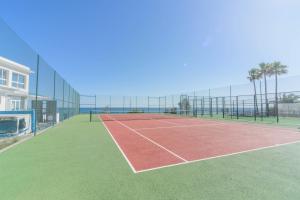 Tennis and/or squash facilities at Cubo's Apartamento B1 2A Lubina del Sol or nearby