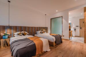 Postel nebo postele na pokoji v ubytování Lijiang Snow Mountain Bengu Hotel-Shuhe Ancient Town Branch 丽江雪山奔鼓酒店-束河古镇店