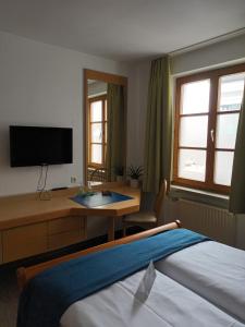 Postel nebo postele na pokoji v ubytování Zur Post Kümmersbruck Hotel & Tiny Houses