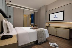 Giường trong phòng chung tại Starry Sky Garden Hotel Wuhan Hankou Railway Station Zhuyeshan Subway Station Branch