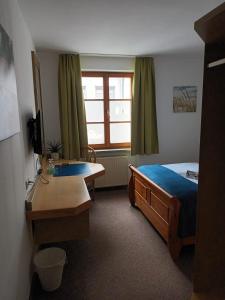 Postel nebo postele na pokoji v ubytování Zur Post Kümmersbruck Hotel & Tiny Houses