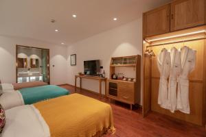 Postel nebo postele na pokoji v ubytování Lijiang Snow Mountain Bengu Hotel-Shuhe Ancient Town Branch 丽江雪山奔鼓酒店-束河古镇店