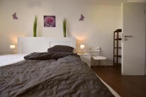 ドルヌムにあるFerienwohnung Border Collieのベッドルーム1室(ランプ2つ付)