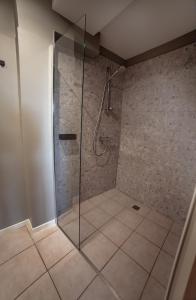 Bilik mandi di 2 Gites au coeur de Bergues