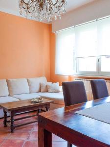 ein Wohnzimmer mit Sofa und Tisch in der Unterkunft Casa Ponte Ballerino in Cannobio