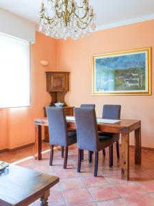 ein Esszimmer mit Tisch und Stühlen und einem Kronleuchter in der Unterkunft Casa Ponte Ballerino in Cannobio