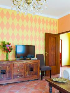 ein Wohnzimmer mit einem Flachbild-TV auf einem hölzernen Entertainment-Center in der Unterkunft Casa Ponte Ballerino in Cannobio + 27 Fotos