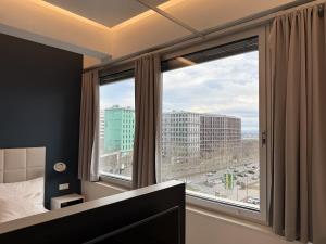 Posteľ alebo postele v izbe v ubytovaní Skyline City Loft