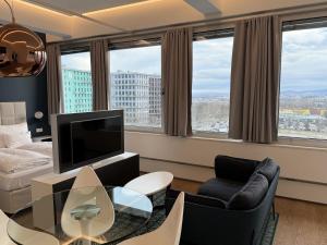 Televízia a/alebo spoločenská miestnosť v ubytovaní Skyline City Loft