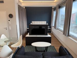 Televízia a/alebo spoločenská miestnosť v ubytovaní Skyline City Loft