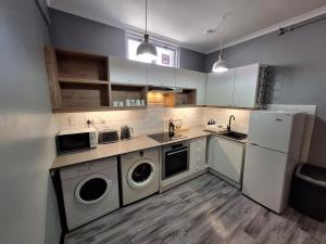 Kuchyň nebo kuchyňský kout v ubytování S2 Stoked Apartment + 18 fotografií