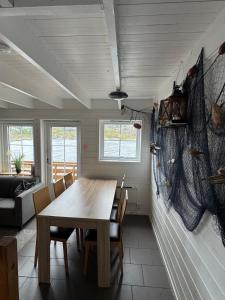 Φωτογραφία από το άλμπουμ του Cozy Oceanfront Escape σε Nautnes