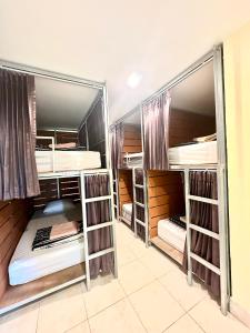 Postel nebo postele na pokoji v ubytování Tnon Samui Hostel