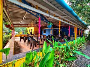 Un restaurant sau alt loc unde se poate mânca la RK'S Resort Karjat