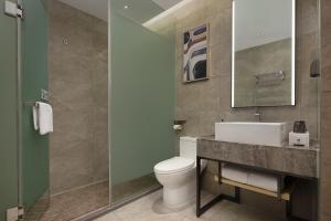 Phòng tắm tại Starry Sky Garden Hotel Wuhan Hankou Railway Station Zhuyeshan Subway Station Branch
