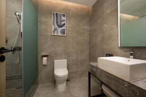 Phòng tắm tại Starry Sky Garden Hotel Wuhan Hankou Railway Station Zhuyeshan Subway Station Branch