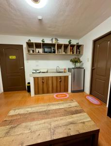 Kuchyň nebo kuchyňský kout v ubytování Tres Hermanas Condo - One Oasis CDO
