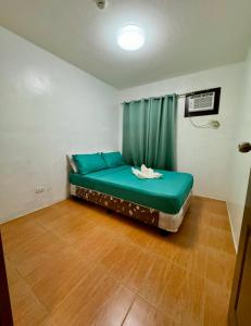 Postel nebo postele na pokoji v ubytování Tres Hermanas Condo - One Oasis CDO