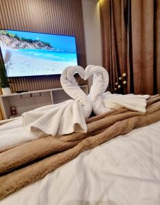 Giường trong phòng chung tại Coast Haven 204 Sliema Malta