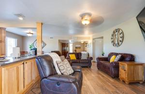 sala de estar con muebles de cuero y cocina en Fountain Cove Mesa, en Mesa