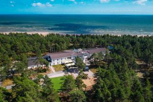 曼亚拉Saaremaa Rannahotell ' Beach Hotel的背景中海洋的房屋的空中景观
