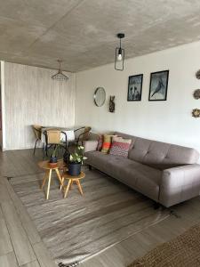 un salon avec un canapé et une table dans l'établissement HOM I Estudio con preciosa Vista al mar Valparaiso, à Valparaíso