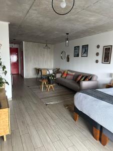 un salon avec un canapé et une table dans l'établissement HOM I Estudio con preciosa Vista al mar Valparaiso, à Valparaíso 32 autres photos