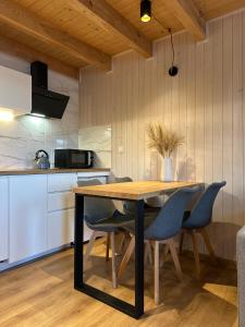 Køkken eller tekøkken på Domki Wakacyjne Rybak