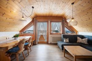 una sala de estar con un sofá y una mesa en Haus Kandelblick, en Furtwangen