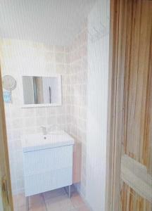 Ένα μπάνιο στο GREOUX LES BAINS Maisonette avec terasse de 30 m2 et parking privé