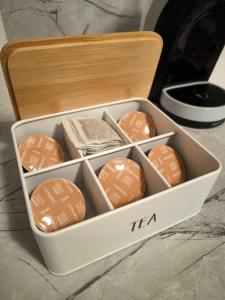 ein weißer Behälter mit verschiedenen Arten von Keksen in der Unterkunft NiSimo Apartment Grand Resort Pamporovo in Pamporowo