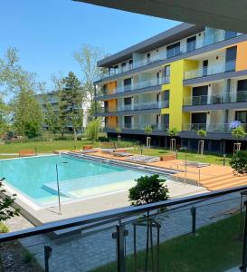 ein leerer Pool vor einem Gebäude in der Unterkunft Casa Romana 3 Siófok apartman in Siófok