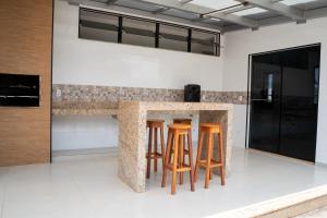 Kuchyň nebo kuchyňský kout v ubytování Casa com piscina vista para lago, 03 quartos confortáveis