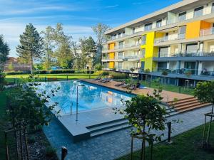 Bild eines Schwimmbades in einem Gebäude in der Unterkunft Casa Romana 3 Siófok apartman in Siófok