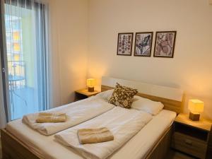 ein Schlafzimmer mit einem großen Bett mit zwei Kissen darauf in der Unterkunft Casa Romana 3 Siófok apartman in Siófok