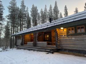 a log cabin in the woods in the snow at Soutajanhattu in Pyhätunturi