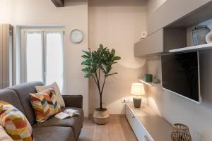 萨维利亚诺Due archi的客厅里有一张沙发和一台电视