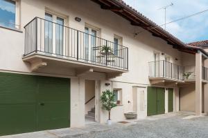 萨维利亚诺Due archi的一座带绿色车库门和阳台的房子