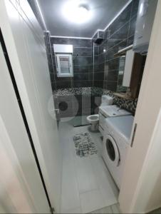 a small bathroom with a toilet and a sink at Stan na dan Brčko Zaga Dusana Vasiljeva 7a in Brčko