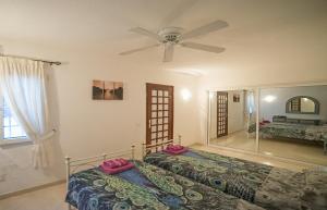 una camera da letto con un letto e un grande specchio di Spacious 3-bedroom beach Bungalow ad Adeje Altre 30 foto