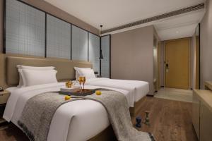Giường trong phòng chung tại Starry Sky Garden Hotel Wuhan Hankou Railway Station Zhuyeshan Subway Station Branch