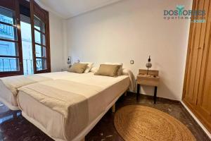 une chambre avec un grand lit et une table dans l'établissement Dos Torres Santa Isabel - Parking gratis, à Saragosse 9 autres photos