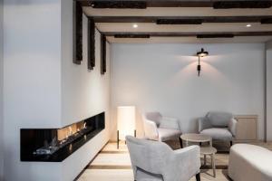 Uma área de estar em HOTEL & SPA Goldene Rose