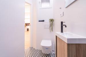 Un baño con un lavabo blanco y un inodoro. en Apartamento en el casco antiguo de Murcia, en Murcia