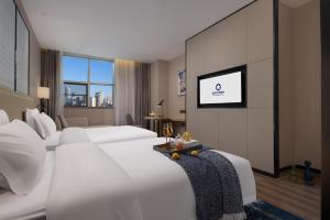 Giường trong phòng chung tại Starry Sky Garden Hotel Wuhan Hankou Railway Station Zhuyeshan Subway Station Branch