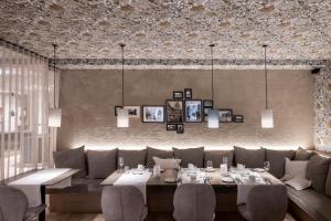 Uma área de estar em HOTEL & SPA Goldene Rose