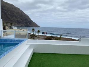a view of the ocean from the balcony of a house at Laranjinha Rooms in Paul