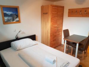 Posteľ alebo postele v izbe v ubytovaní Studio Alpin -10A by Four Seasons Apartments