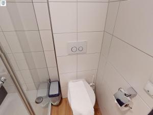 małą białą łazienkę z toaletą. w obiekcie Studio Alpin -10A by Four Seasons Apartments w Kaprunie