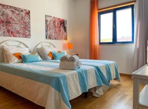 a bedroom with a bed with towels on it at Apartamentos da Orada T1-F124 Marina de Albufeira in Páteo +14 photos